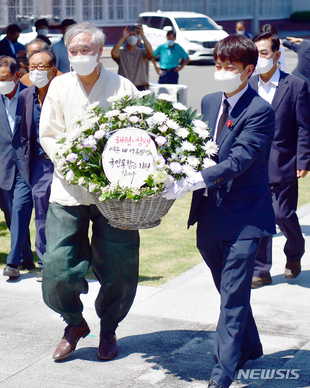 [순천=뉴시스] 류형근 기자 = 이준석 국민의힘 대표와 의원들이 30일 오전 전남 순천시 순천팔마종합운동장에 설치돼 있는 여순항쟁탑 앞에서 참배를 하고 있다. 2021.07.30. hgryu77@newsis.com