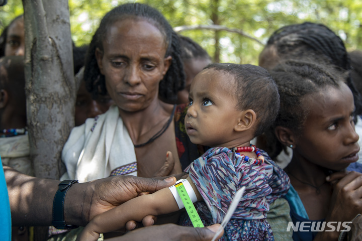[티그라이( 에티오피아)= AP/뉴시스]국제연합(유엔·UN) 식량농업기구 세계식량안보위원회는 지난 11일부터 4일간 영상회의를 열고 코로나19로 급증한 기아인구에 대한 국제사회의 대응 노력을 촉구했다. 사진은 에티오피아 티그라이 지역의 굶주린 어린이와 노인들이 올해 7월 19일 유엔 구호요원들의 진찰을 받고 있는 모습.
