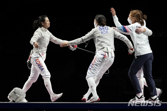 [지바=AP/뉴시스]한국 펜싱 여자 사브르 대표팀이 일본 지바의 마쿠하리 메세에서 열린 2020 도쿄올림픽 동메달 결정전에서 이탈리아에 역전승을 거두고 동메달을 획득하고 기뻐하고 있다. 2021.07.31.