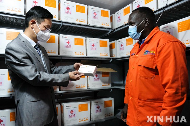[엔테베=신화/뉴시스]중국이 우간다에 기부한 코로나19 백신. 2021.8.1.