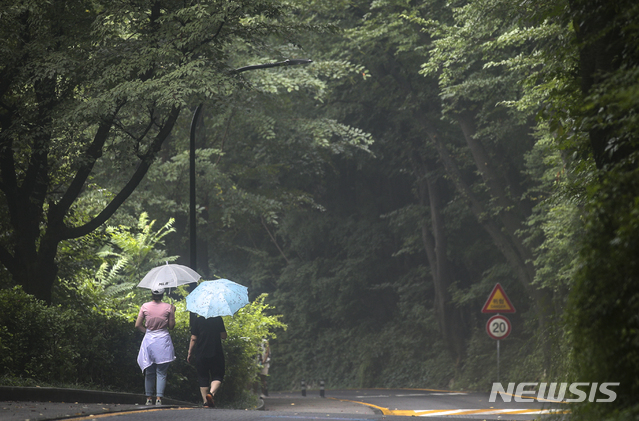 [서울=뉴시스] 정병혁 기자 = 비가 내린 1일 오후 서울 중구 남산에서 우산을 쓴 시민들이 발걸음을 옮기고 있다. 2021.08.01. jhope@newsis.com