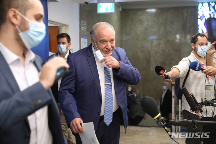 [예루살렘= AP/뉴시스]아비그도르 리버만  이스라엘 재무장관(가운데)이 지난 해 8월1일  장관회의를 위해 총리실에 들어서고 있다.  