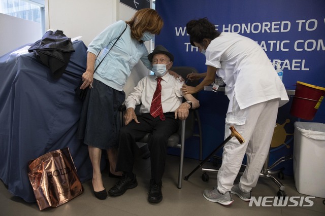 [텔아비브=AP/뉴시스] 1일 이스라엘에서 102세의 나치 홀로코스트 생존자가 화이자 백신으로 3번째 접종주사를 맞고 있다