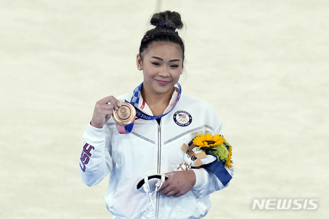 [AP/뉴시스] 1일 여자체조 이단평행봉에서 동메달을 딴 미국의 수니사 리가 메달을 들어보이고 있다. 리는 단체전 은, 개인종합 금에 이어 세번째 메달을 땄다