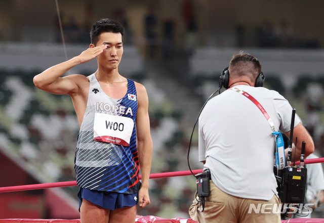 [도쿄(일본)=뉴시스] 이영환 기자 = 육상 국가대표 우상혁이 1일 오후 도쿄 올림픽스타디움에서 열린 2020 도쿄올림픽 남자 높이뛰기 결승전 경기에서 마지막 2.39를 실패한 뒤 경례하고 있다. 2021.08.01. 20hwan@newsis.com