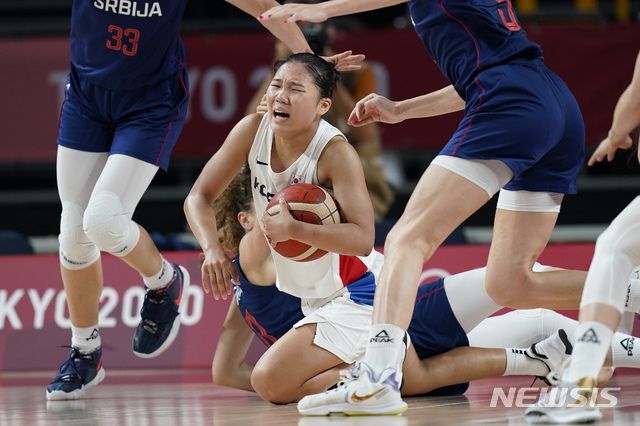 [사이타마=AP/뉴시스]한국 여자농구 대표팀 박지수 선수가 세르비아와의 경기에서 볼다툼을 벌이고 있다. 2021.08.01