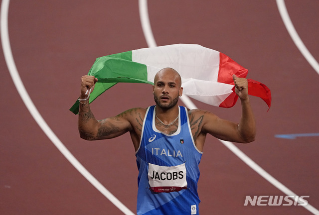 [도쿄=AP/뉴시스] 마르셀 제이콥스(이탈리아)가 1일 도쿄올림픽 스타디움에서 열린 2020 도쿄올림픽 육상 남자 100m 결승에서 우승한 뒤 기뻐하고 있다. 2021.08.01. 