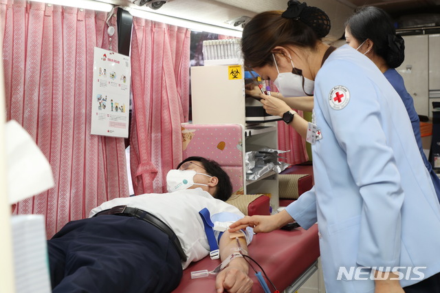 한대희 시장이 분수대 옆에 마련된 헌혈 버스 안에서 헌혈을 하고 있다.