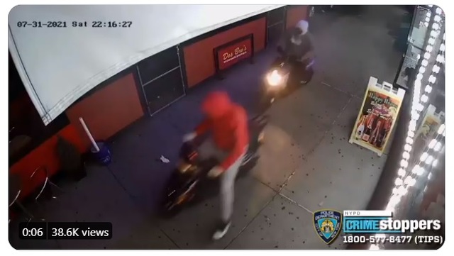 [서울=뉴시스]미국 뉴욕 퀸스에서 남성 두명이 거리의 사람들에게 총격을 가하고 달아나 10명이 다치는 사건이 발생했다. 사진은 뉴욕경찰(NYPD)이 트위터를 공개한 현장 영상. *재판매 및 DB 금지