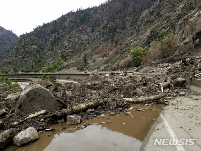 [덴버( 미 콜로라도주)= AP/뉴시스]  돌발홍수와 진흙산사태로 고속도로가 끊긴 미 콜로라도주의  고속도로. 