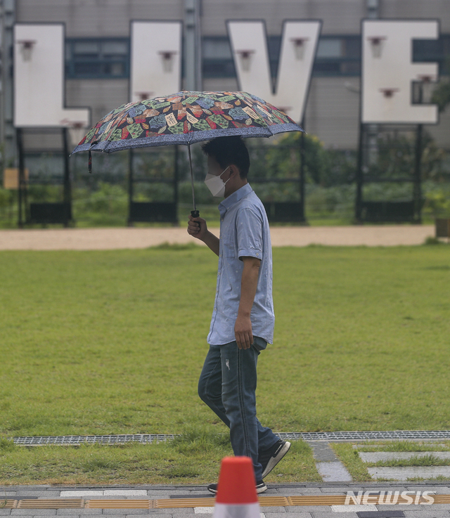 [서울=뉴시스] 정병혁 기자 = 전국이 대체로 흐리고 대부분의 지역에서 비가 내리는 2일 오전 서울 은평구 서울혁신파크에서 우산을 쓴 시민들이 발걸음을 옮기고 있다. 2021.08.02. jhope@newsis.com