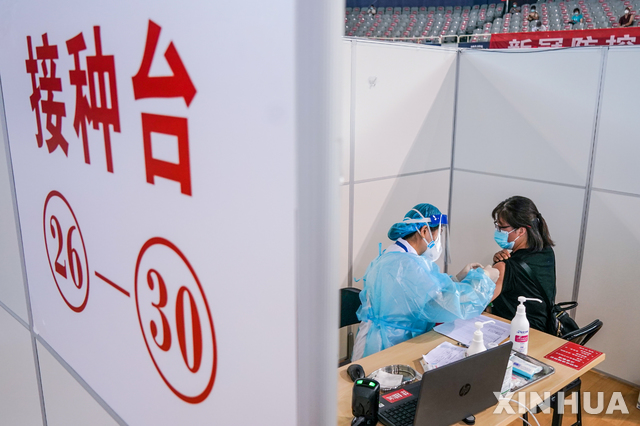 [난징=신화/뉴시스] 2일(현지시간) 중국 장쑤성 성도 난징의 한 경기장에 마련된 코로나19 백신 접종소에서 한 주민이 백신을 접종하고 있다. 2021.08.03.