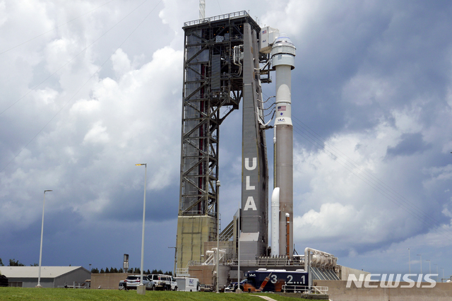 [케이프커내버럴(플로리다주)=AP/뉴시스] 지난 8월 2일 케이프 커내버럴 우주군기지 발사장에서 보잉 CST-100 스타라이너가 국제우주정거장(ISS)으로의 무인 시험비행을 위해 아틀라스 5호 로켓에 탑재되어 있다. 2021.10.20.