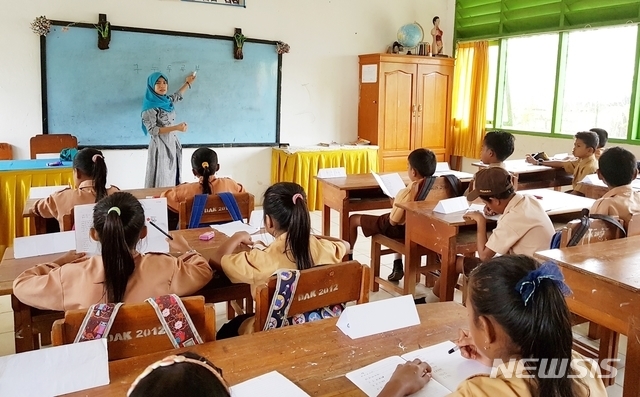 [청주=뉴시스]찌아찌아어 표기법으로 한글을 배우는 인도네시아 찌아찌아족 학생들. (사진=강민구씨 제공) photo@newsis.com *재판매 및 DB 금지 