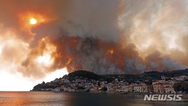 [림니(그리스)=AP/뉴시스]그리스 수도 아테네에서 북쪽으로 160㎞ 떨어진 에비아섬 림니 마을 인근 산에서 불길과 연기가 치솟고 있다. 30여년만에 최악의 폭염으로 거센 산불과 씨름하고 있는 그리스 수도 아테네 북부 타토이에서 3일(현지시간) 산불이 주택가로 접근, 수천명이 대피했다. 2021.8.4