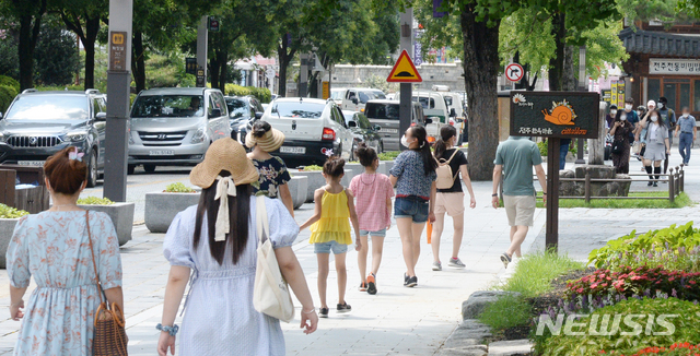 [전주=뉴시스] 김얼 기자 = 여름휴가철을 맞이한 4일 전북 전주시 전주한옥마을이 관광객들로 북적이고 있다. 2021.08.04. pmkeul@newsis.com