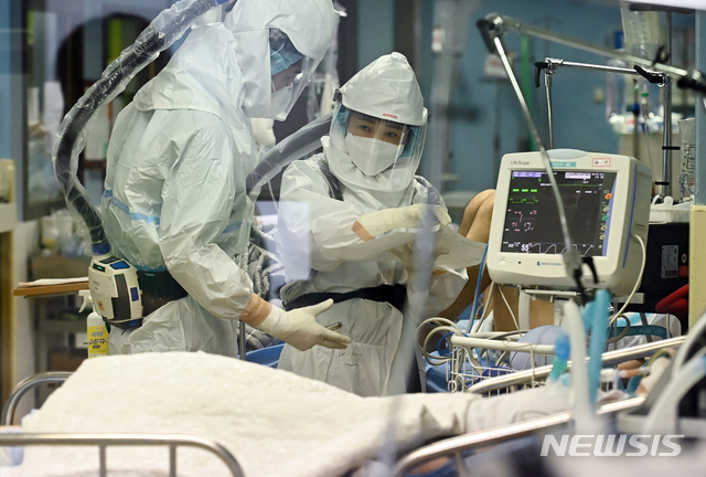 [평택=뉴시스] 김종택기자 = 국내 코로나19 신규 확진자 수가 1,725명 늘어 전국적인 확산세가 지속되고 있는 4일 오후 코로나19 거점전담병원인 경기도 평택시 박애병원에서 의료진들이 분주하게 움직이고 있다. 2021.08.04.jtk@newsis.com