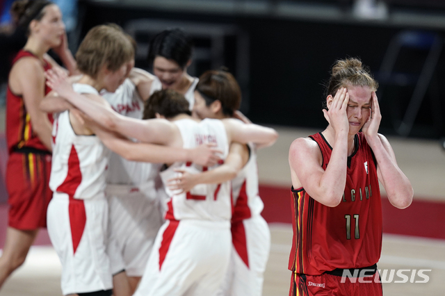 [사이타마=AP/뉴시스]도쿄올림픽 4강에 오른 일본 여자농구대표팀과 벨기에의 희비