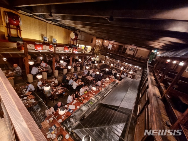 [도쿄=뉴시스]3일 오후 8시 이후 일본 도쿄 롯본기에 위치한 이자카야 레스토랑 '곤파치'의 모습이다. 많은 사람들이 술을 마시고 있다. (사진 = 독자 제공)