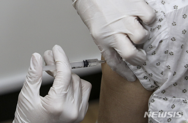 [서울=뉴시스] 정병혁 기자 = 60~74세 백신 미접종자에 대한 백신 예방접종이 시작된 지난 5일 오전 서울 동작구보건소를 찾은 시민들이 아스트라제네카 백신 접종을 받고 있다. 2021.08.05. jhope@newsis.com