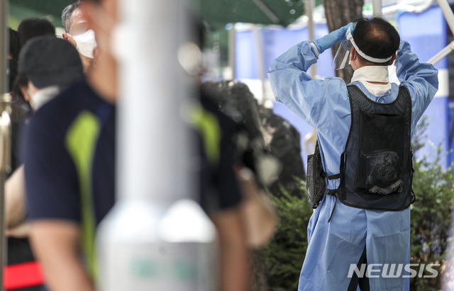 [서울=뉴시스] 정병혁 기자 = 폭염 날씨가 이어지고 있는 지난 5일 오후 서울 동작구보건소에 설치된 코로나19 선별진료소에서 의료진이 얼음조끼를 입고 안내하고 있다. 2021.08.05. jhope@newsis.com