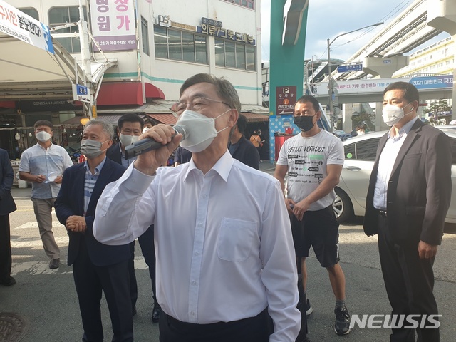 [대구=뉴시스] 김동현 수습기자 = 국민의힘 당 대선 경선 후보인 최재형 전 감사원장이 6일 오후 대구 중구 대신동 서문시장상가연합회를 방문해 지지를 호소하고 있다. 2021.08.06. rlaehd3657@newsis.com