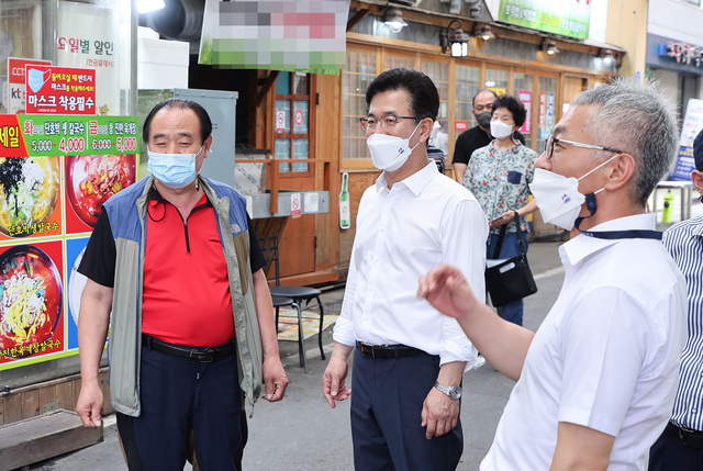 [대전=뉴시스] 허태정 대전시장이 6일 중구 오류시장을 찾아 상인들의 애로사항을 듣고 있다. (사진= 대전시 제공) 2021.08.06. photo@newsis.com *재판매 및 DB 금지