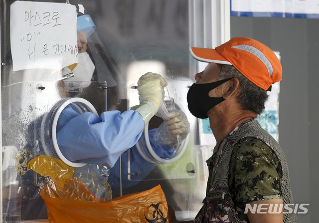 [서울=뉴시스] 정병혁 기자 = 0시 기준 코로나19 신규 확진자가 1823명으로 집계된 7일 오전 서울 중구 서울역광장에 설치된 코로나19 임시선별검사소를 찾은 시민들이 검사를 받기 위해 줄 서 있다. 2021.08.07. jhope@newsis.com