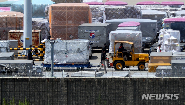 [인천공항=뉴시스] 추상철 기자 = 사진은 지난 7일 모더나 백신 130만3000회분이 인천공항에 도착하는 모습. 2021.08.23. scchoo@newsis.com