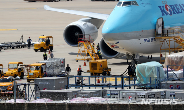 [인천공항=뉴시스] 추상철 기자 = 모더나 백신 130만 3000회분이 도착한 7일 오후 인천국제공항화물터미널에서 관계자들이 백신을 옮기고 있다. 2021.08.07. scchoo@newsis.com