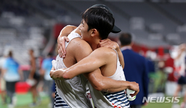 [조후(일본)=뉴시스] 이영환 기자 = 전웅태가 7일 오후 일본 조후 도쿄 스타디움에서 열린 근대5종경기 남자 개인 레이저런 경기를 마친 후 정진화와 포옹을 하고있다. 전웅태는 3위로 동메달, 정진화는 4위를 기록했다. 2021.08.07. 20hwan@newsis.com