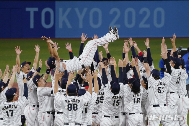 [요코하마=AP/뉴시스]2020 도쿄올림픽 정상에 오른 일본 야구대표팀. 2021.08.07. 