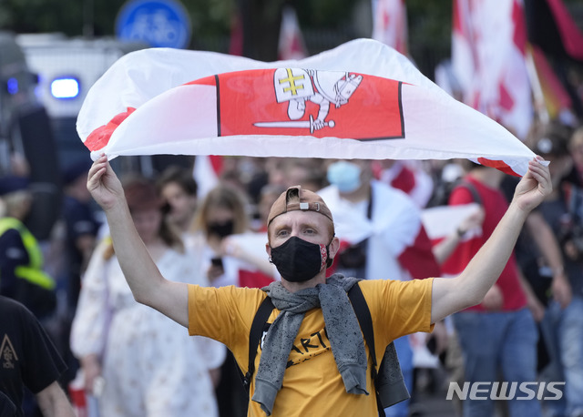 [바르샤바(폴란드)=AP/뉴시스] 8일(현지시간) 폴란드 수도 바르샤바에서 알렉산드르 루카셴코 벨라루스 대통령을 규탄하는 시위가 열리고 있다. 2021.08.09.