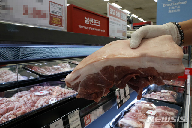 [서울=뉴시스] 백동현 기자 = 아프리카돼지열병(ASF) 발생으로 돼지고기 가격이 높아질 것으로 전망되는 9일 오전 서울시내 한 대형마트에서 매장 점원이 돼지고기를 살펴보고 있다. 앞서 통계청이 발표한 7월 소비자물가 동향에 따르면 지난달 돼지고기 값은 1년 전에 비해 9.9% 상승한 가운데 지난 8일 강원 고성의 한 돼지농장에서 ASF가 확진됐다. 3개월만의 ASF 농장 발생으로 안그래도 상승세인 돼지고기 값이 더욱 오를 것이란 우려가 제기되고 있다. 2021.08.09. livertrent@newsis.com