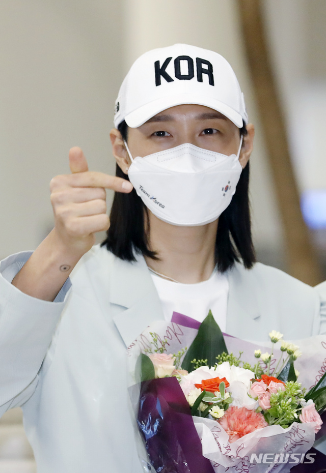 [인천공항=뉴시스] 고승민 기자 = 도쿄올림픽 여자배구 김연경이 9일 인천국제공항 2터미널을 통해 귀국, 포즈를 취하고 있다. 2021.08.09. kkssmm99@newsis.com