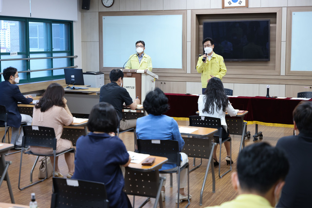 [대전=뉴시스] 허태정 대전시장이 9일 오후 제3생활치료센터 개소를 위해 후보지 인근 중학교를 찾아 학부모 대표, 교직원 등과 대화를 나누고 있다. (사진= 대전시 제공) *재판매 및 DB 금지