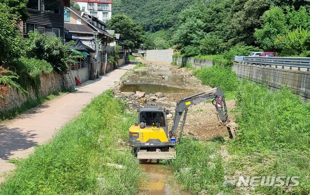 [양주=뉴시스] 김도희 기자 = 10일 오후 2시께 경기 양주시 장흥계곡에 불법 시설물 등이 사라진 자리에 풀이 무성하게 자라나면서 정비가 이뤄지고 있다. 2021.08.10 kdh@newsis.com