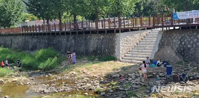 [양주=뉴시스] 김도희 기자 = 10일 오후 2시께 경기 양주시 장흥계곡에 몇몇 시민들이 거리를 두고 휴식을 취하고 있다. 2021.08.10 kdh@newsis.com