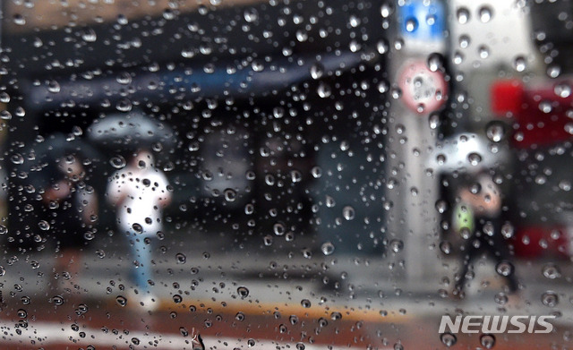 [대구=뉴시스] 이무열 기자 = 비가 내리고 있는 지난 10일 오후 대구 중구 동성로에서 우산을 쓴 시민들이 길을 걷고 있다. 2021.08.10. lmy@newsis.com