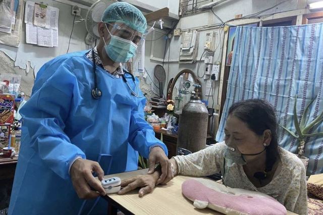 [서울=뉴시스] 미얀마 의사들이 체포 위험을 무릅쓰고 비밀리에 코로나19 환자들을 치료하고 있다고 10일(현지시간) 월스트리트저널(WSJ)이 보도했다. 미얀마 군부는 쿠데타에 반대하며 파업에 참여한 의사들을 체포하고 있다. 사진은 한 의사가 병원이 아닌 곳에서 환자를 진료하고 있는 모습. (사진=월스트리트저널 홈페이지 캡처) 2021.08.11. *재판매 및 DB 금지