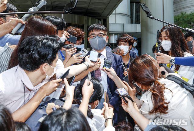 [서울=뉴시스] 정병혁 기자 = 입시비리 및 사모펀드 등 혐의' 등으로 재판에 넘겨진 정경심 동양대 교수의 2심 선고가 열린 11일 오전 서울 서초구 서울고등법원에서 정 교수 측 변호인 김칠준 변호사가 2심 선고 공판을 마친 뒤 법정을 나서며 취재진의 질문에 답하고 있다. 2021.08.11. jhope@newsis.com