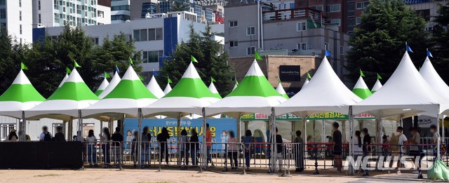 [부산=뉴시스] 하경민 기자 = 11일 부산 부산진구 놀이마루에 마련된 임시선별검사소를 찾은 시민들이 진단검사를 받기 위해 길게 줄을 선 채 차례를 기다리고 있다. 2021.08.11. yulnetphoto@newsis.com