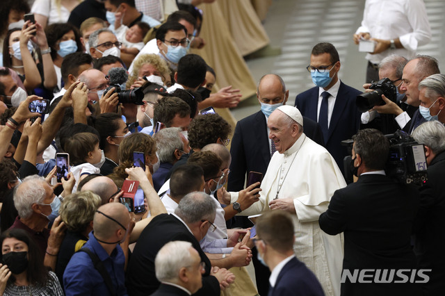 [바티칸=AP/뉴시스]프란치스코 교황이 11일 일반 알현에서 신자들과 인사를 나누고 있다. 2021.8.11.