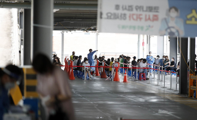 [광주=뉴시스] 변재훈 기자 = 전국 코로나19 신규 확진자수가 2200명 대를 넘어선 11일 광주 북구선별진료소에 검사 대상자 발길이 잇따르고 있다. (사진=광주 북구 제공) 2021.08.11. photo@newsis.com *재판매 및 DB 금지