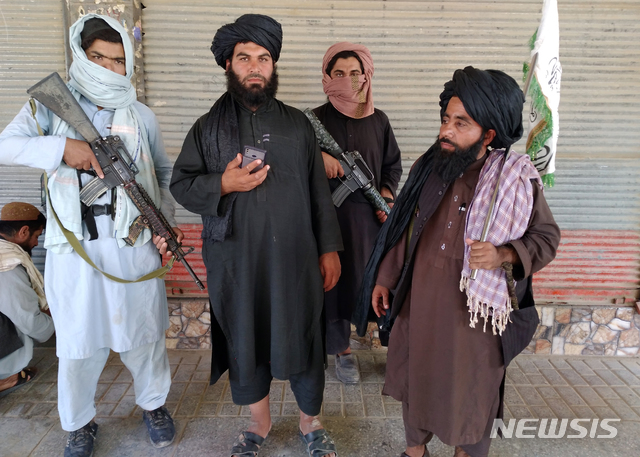 [파라(아프가니스탄)=AP/뉴시스]지난 11일 아프가니스탄 카불 남서쪽 파라 주의 주도 파라 시내를 순찰 중인 탈레반 전사들. 2021.08.12.photo@newsis.com