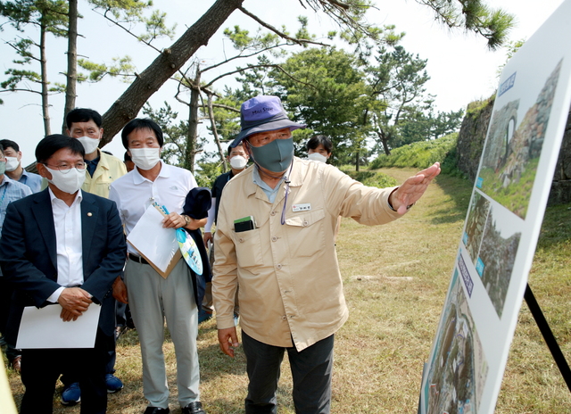 가세로 태안군수가 김현모 문화재청장(맨왼쪽)에게 안흥진성을 설명하고 있다 *재판매 및 DB 금지