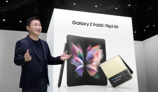 [서울=뉴시스] 삼성전자는 11일 삼성 갤럭시 언팩 2021(Samsung Galaxy Unpacked 2021: Get ready to unfold) 행사를 온라인으로 개최했다. 삼성전자 무선사업부장 노태문 사장이 '갤럭시 Z 폴드3'와 '갤럭시 Z 플립3'를 소개하고 있다. (사진=삼성전자 제공) 2021.08.12. photo@newsis.com *재판매 및 DB 금지