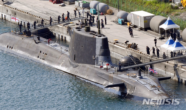 [부산=뉴시스] 하경민 기자 = 영국 '퀸 엘리자베스' 항모전단 소속 아스튜트급 핵추진 잠수함인 '아트풀함'(HMS artful·7400t급)이 12일 오전 부산 남구 해군작전사령부 부두에 정박해 있다. 이 잠수함은 길이 97m, 최대속력 30노트이다. 2021.08.12. yulnetphoto@newsis.com