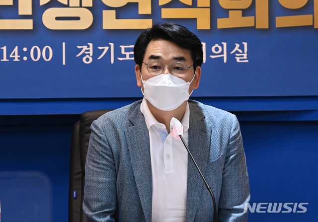 [수원=뉴시스] 김종택기자 = 더불어민주당 박용진 대선 예비후보가 12일 오전 경기도 수원시 팔달구 더불어민주당 경기도당에서 기자간담회를 하고 있다. 2021.08.12. jtk@newsis.com