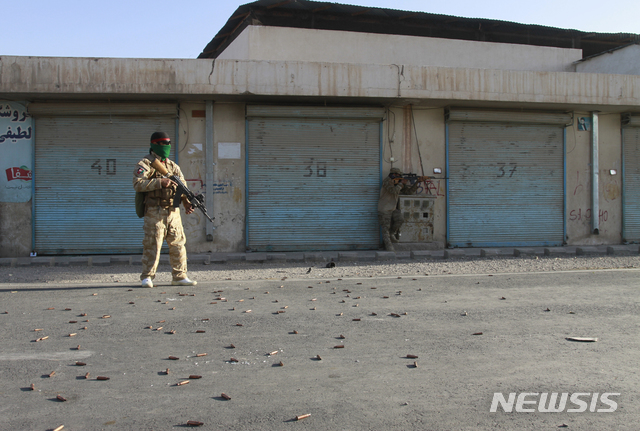 [헤라트(아프가니스탄)=AP/뉴시스]지난 3일 아프가니스탄 카불 서쪽 헤라트 지방에서 정부 보안군 요원이 경비를 서고 있다. 2021.08.12.photo@newsis.com